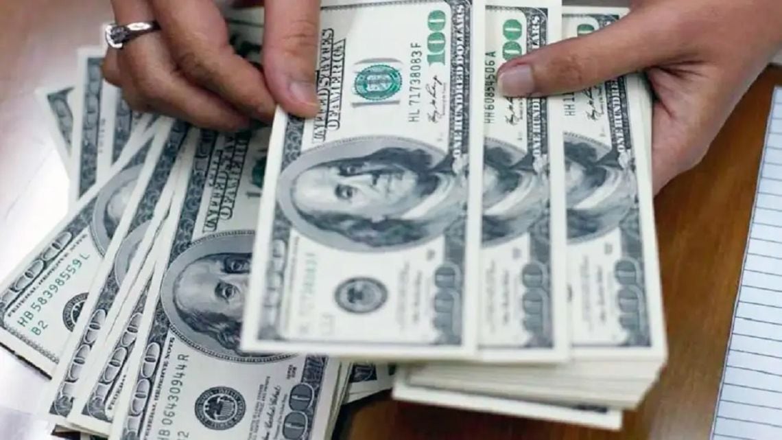 El dólar oficial marcó un nuevo máximo y dejó al blue a apenas 2,5% de distancia